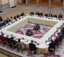 Vista general del Patio de los Austrias durante el transcurso de la reunión que Don Felipe y Doña Letizia mantuvieron con el Patronato del Instituto C